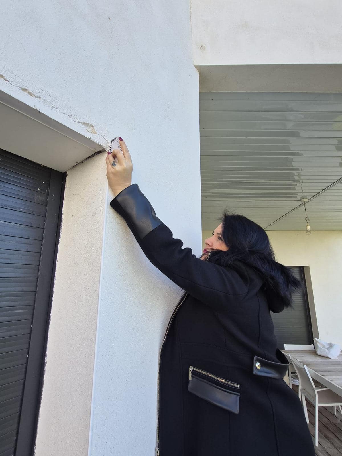 Expert bâtiment indépendant analysant des fissures sur une maison